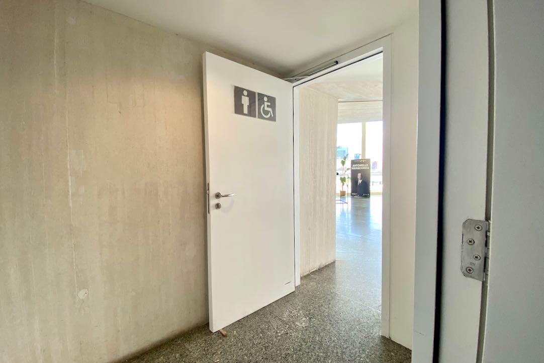 Puerta Exterior Aseos de hombres (Platea Baja)