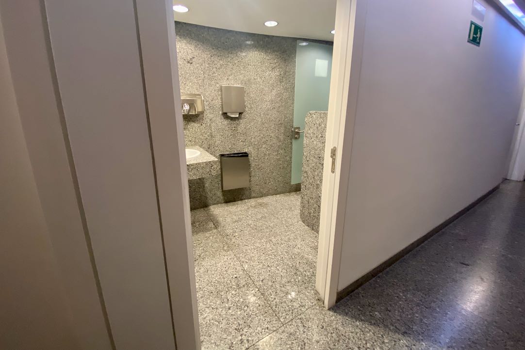 Puerta de acceso a los aseos comunes de hombres (Platea Alta)