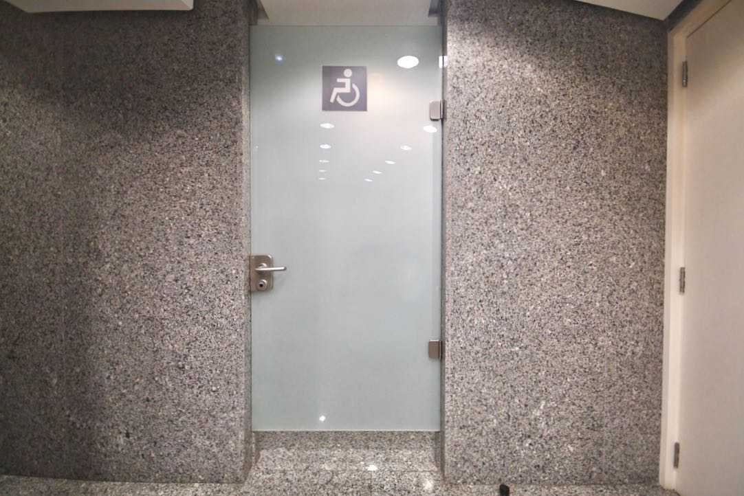 Puerta del aseo PMR de mujeres (Platea Baja)