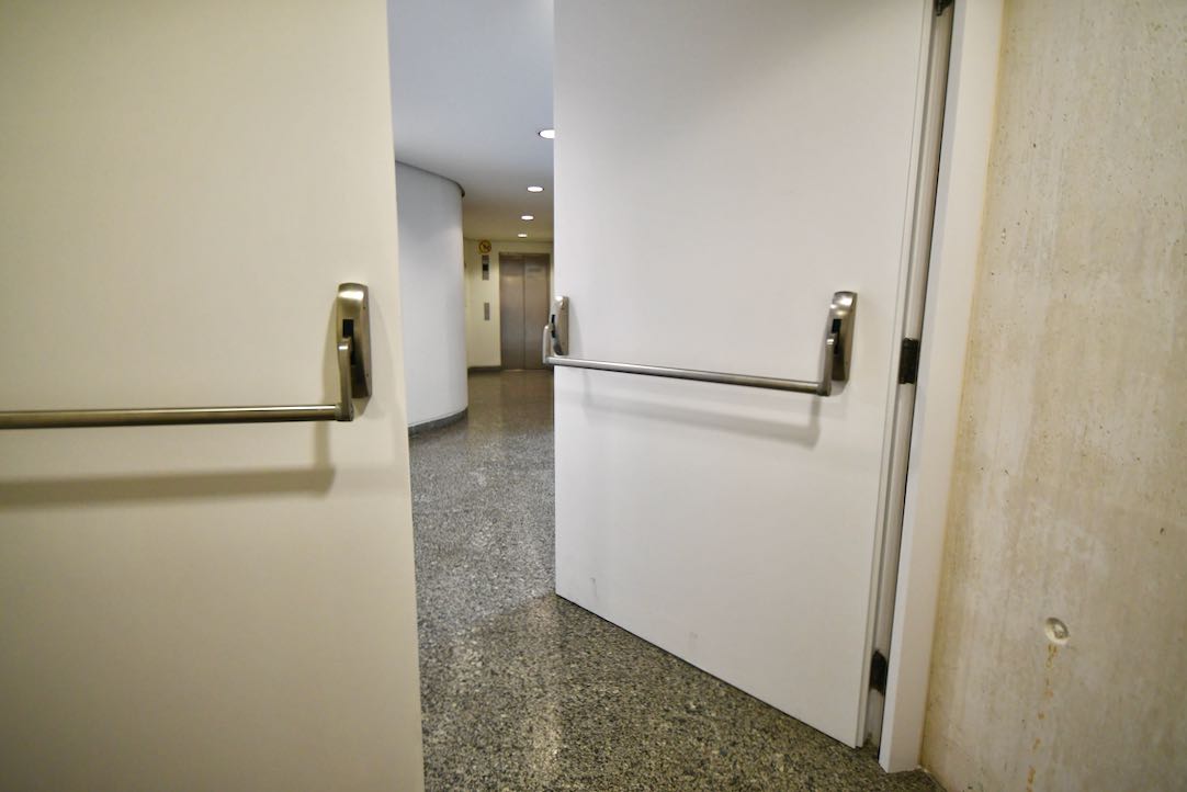 Puerta Exterior de acceso a Platea Baja desde el Vestíbulo Principal