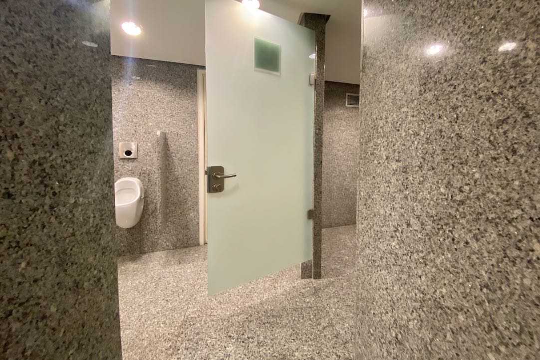Puerta del aseo PMR de hombres (Platea Baja)