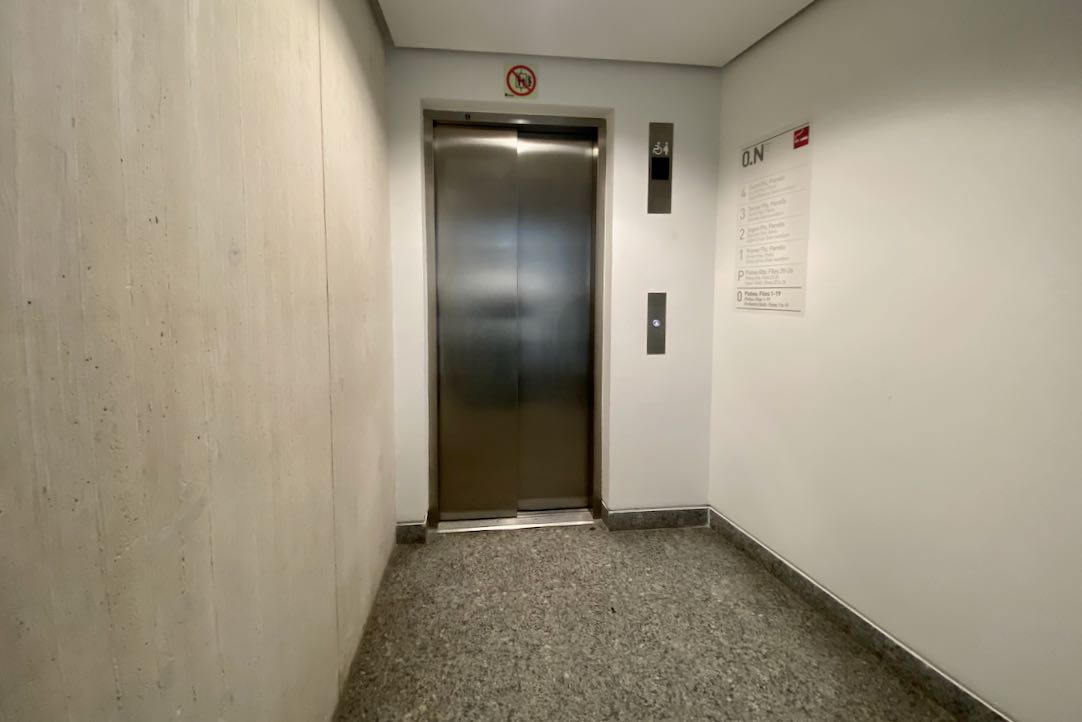 Puerta ascensores. Planta 0 (Platea Baja)