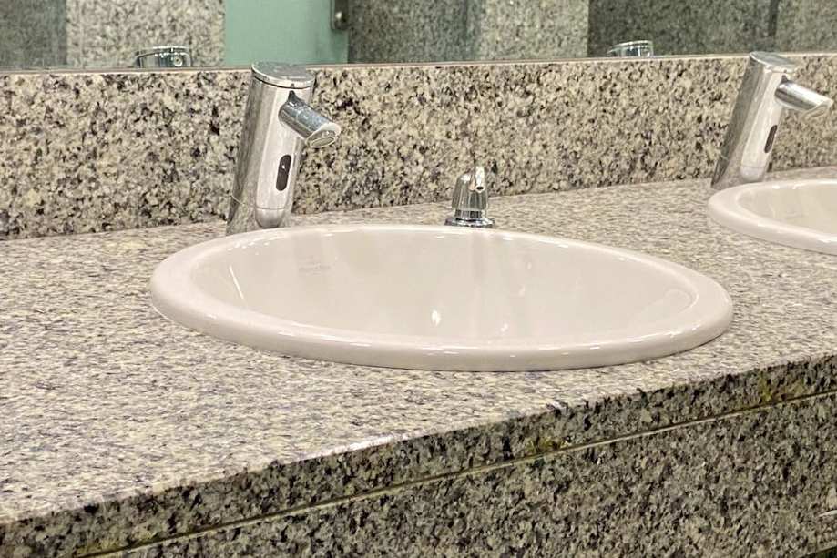 Detalle del lavabo comunes del aseo de hombres (Platea Baja)