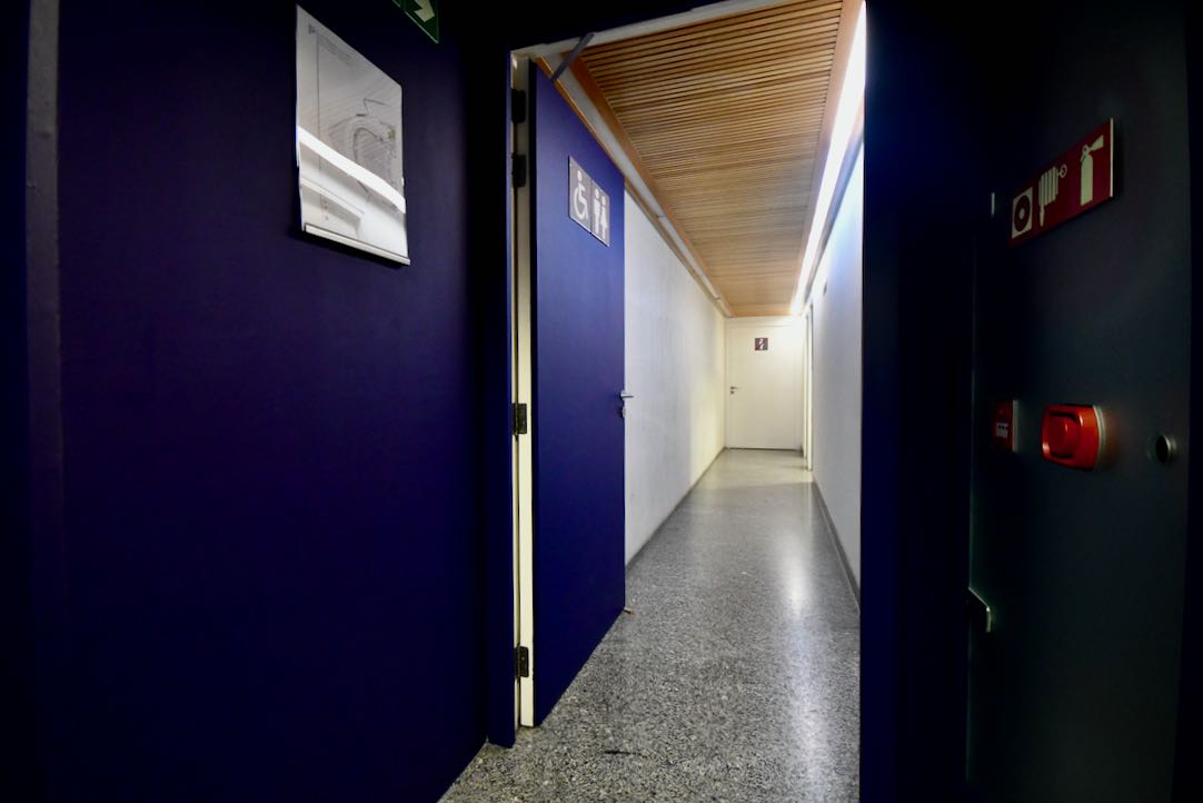 Acceso desde Sala Principal a los aseos de la Platea Alta
