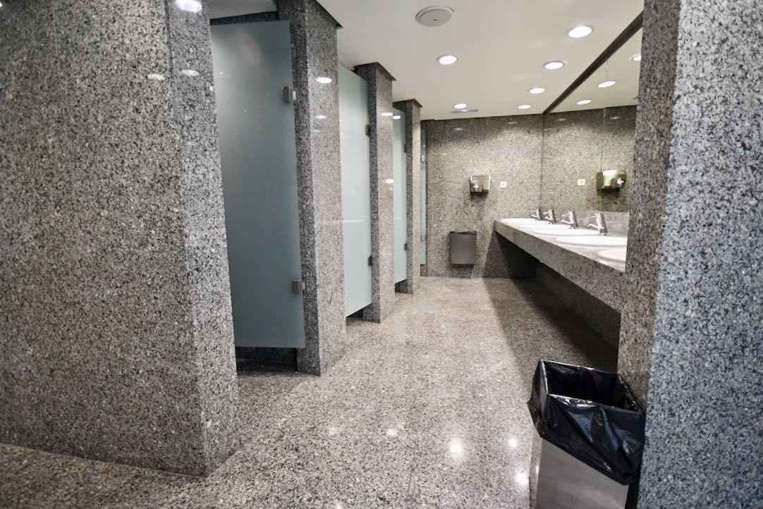 Vista del interior de los aseos comunes de mujeres (Platea Baja)