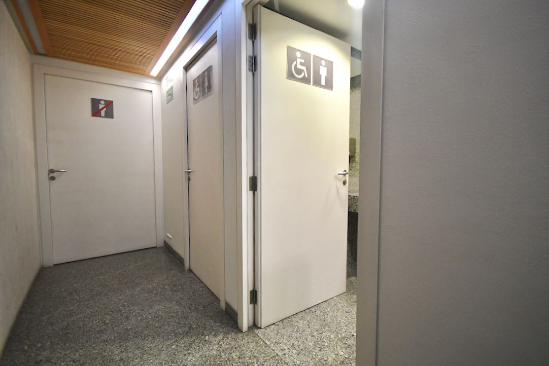 Puerta de acceso a los aseos comunes de hombres (Platea Alta)