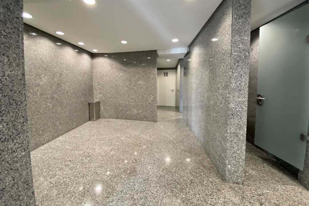 Pasillo interior hacia el aseo PMR de mujeres (Platea Baja)