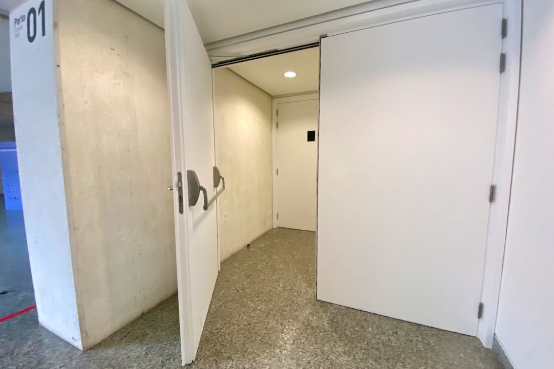 Puerta Exterior de acceso a Platea Baja desde el Vestíbulo Principal
