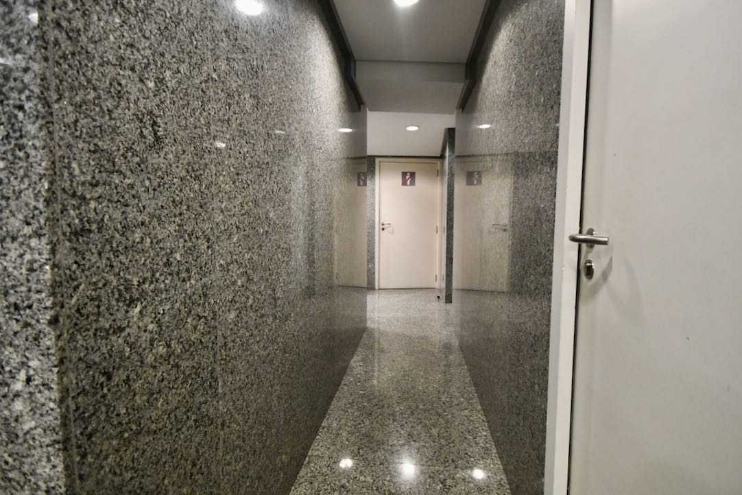 Pasillo interior hacia el aseo PMR de hombres (Platea Baja)