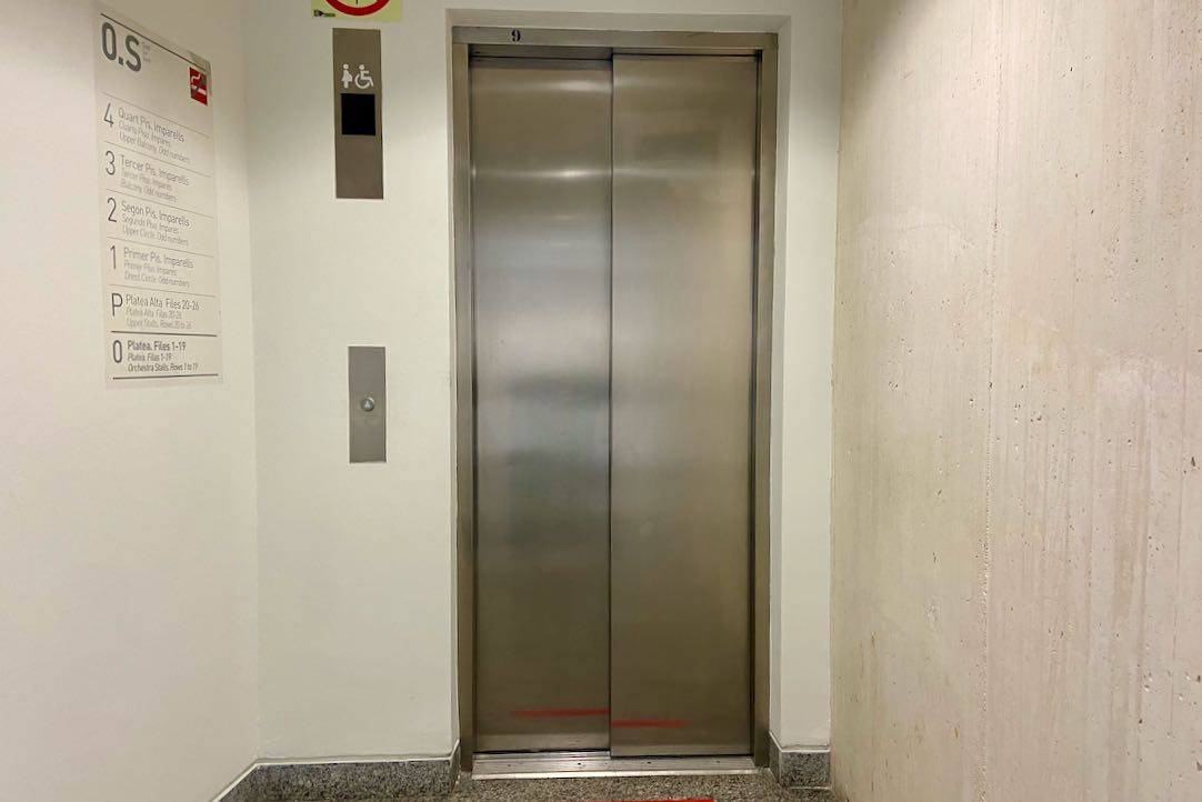Puerta ascensores. Planta 0 (Platea Baja)