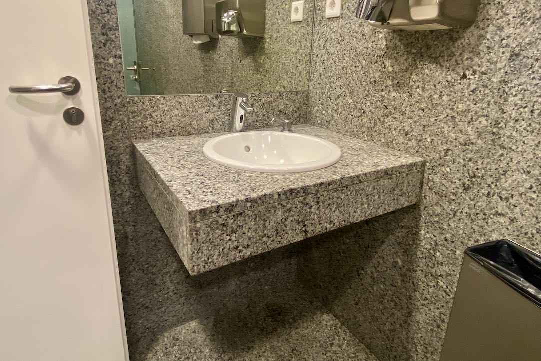 Lavabo del aseo común de hombres (Platea Alta)