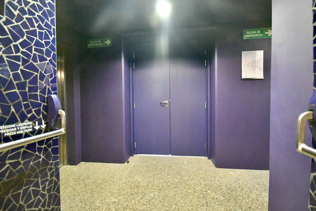 Acceso desde Sala Principal a los aseos de la Platea Alta