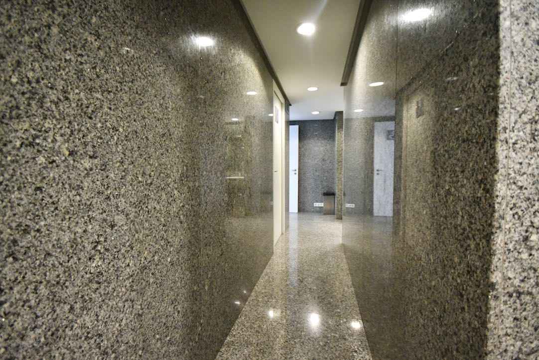 Pasillo interior hacia el aseo PMR de hombres (Platea Baja)