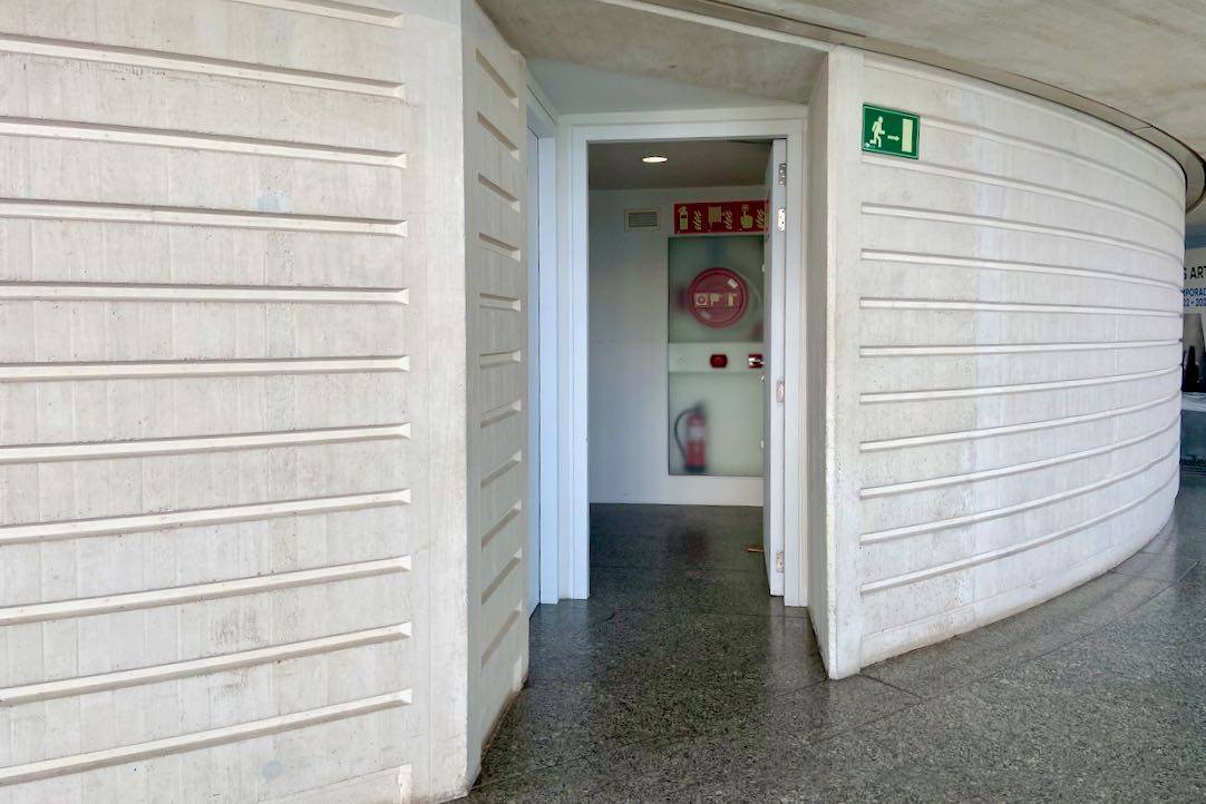 Puerta Exterior Aseos de hombres (Platea Baja)