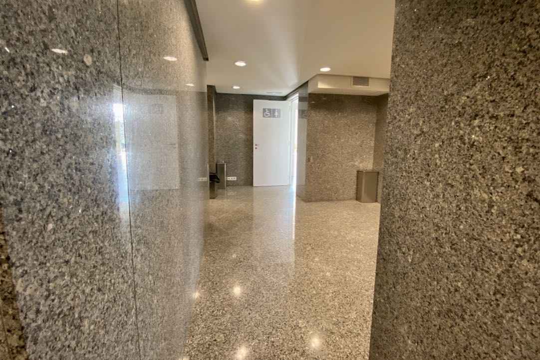 Pasillo interior hacia el aseo PMR de mujeres (Platea Baja)