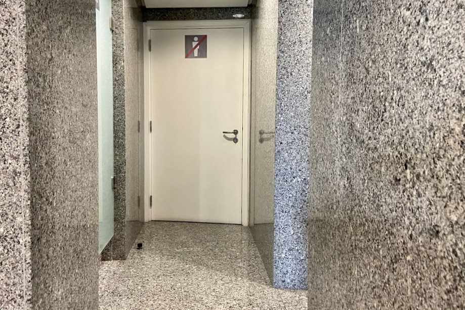 Puerta del aseo PMR de mujeres (Platea Baja)