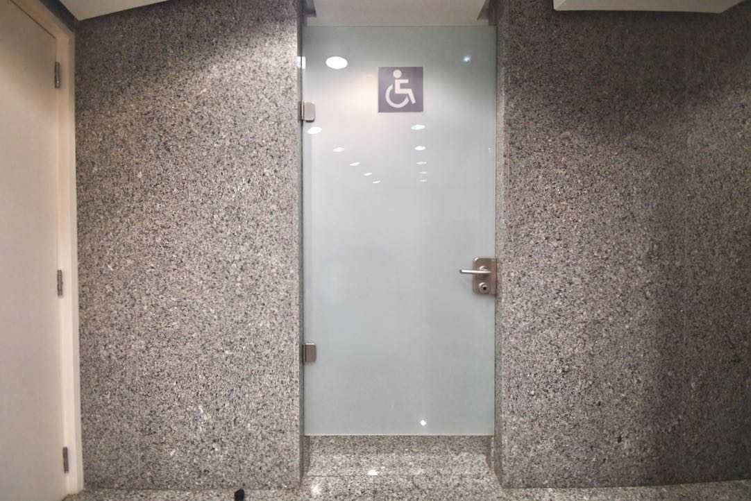 Puerta del aseo PMR de hombres (Platea Baja)