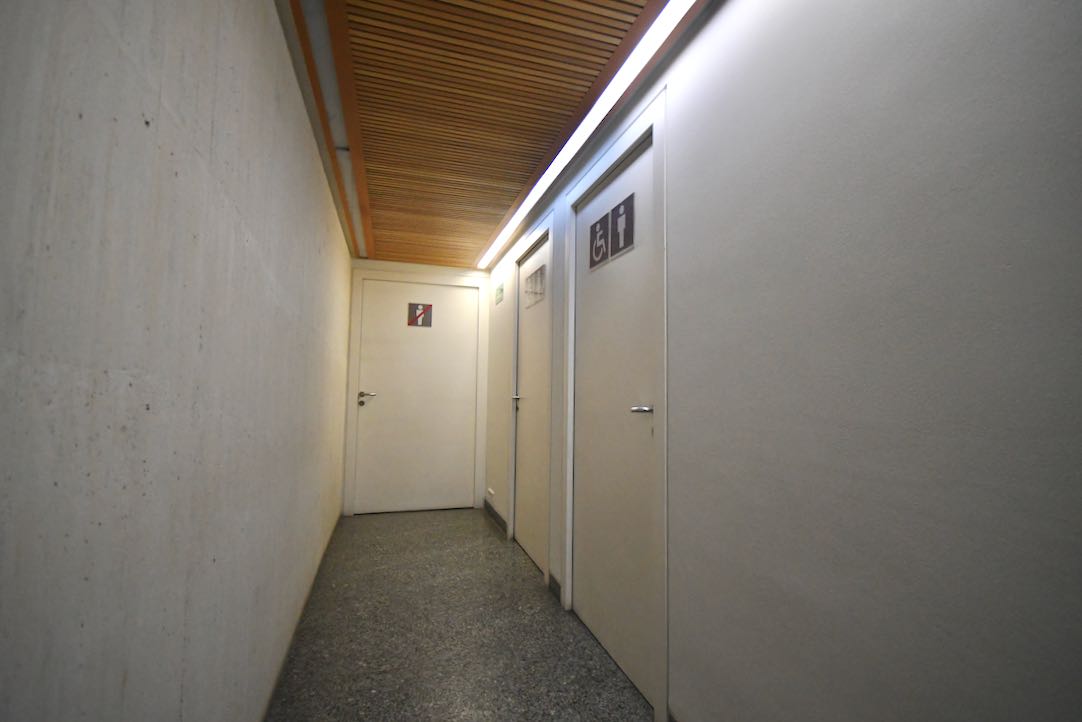 Acceso desde Sala Principal a los aseos de la Platea Alta