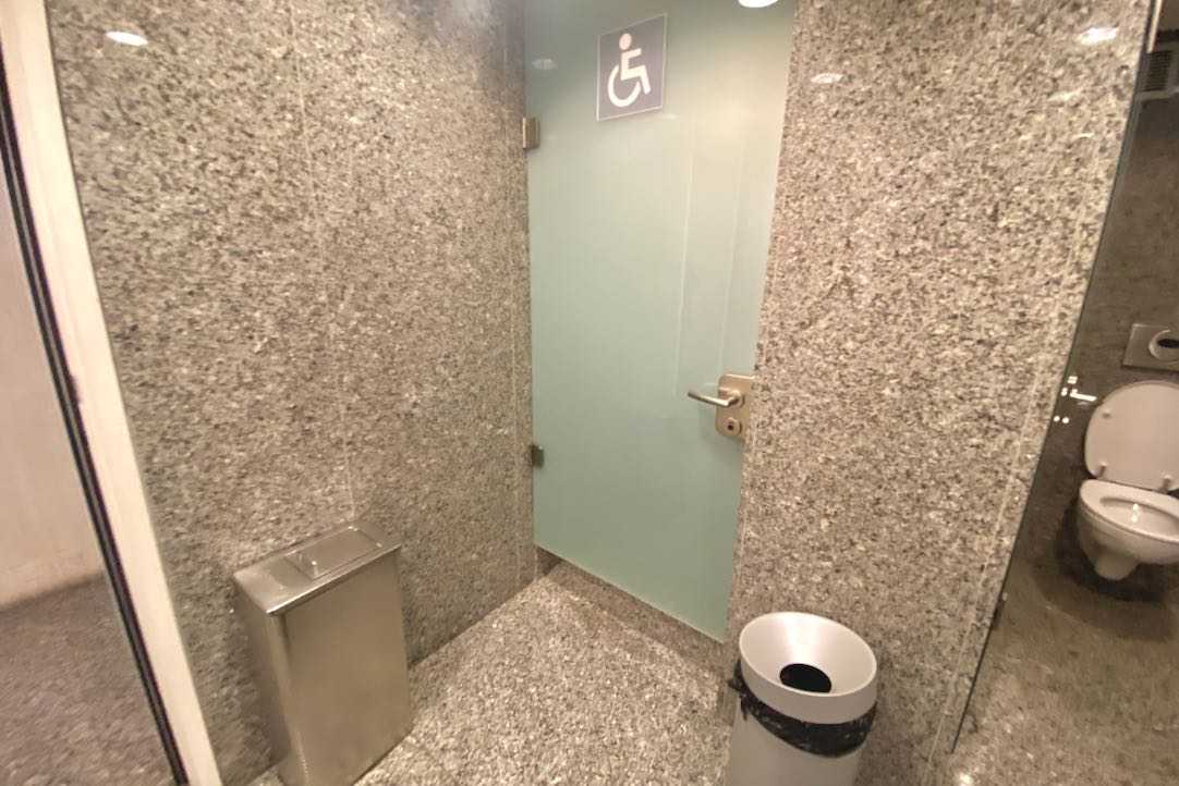 Puerta de acceso al aseo PMR de mujeres (Platea Alta)