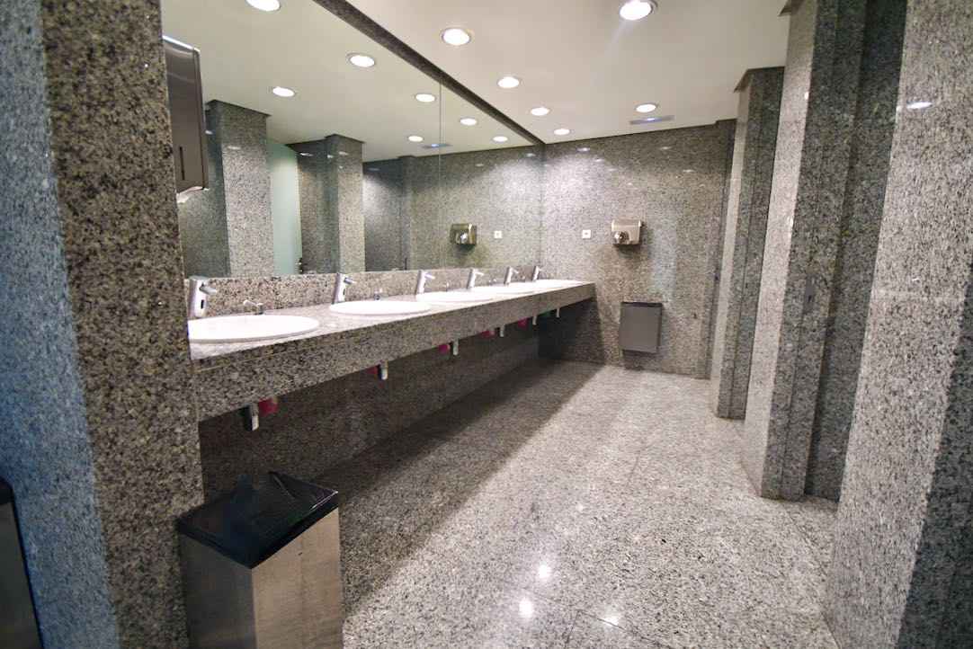 Vista del interior de los aseos comunes de hombres (Platea Baja)