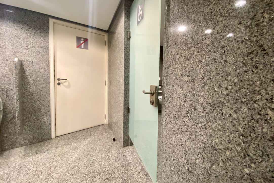 Puerta del aseo PMR de hombres (Platea Baja)