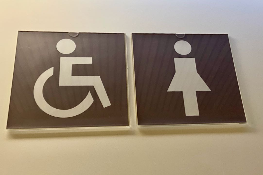 Señalización SIA puerta de acceso a los aseos comunes de mujeres (Platea Alta)