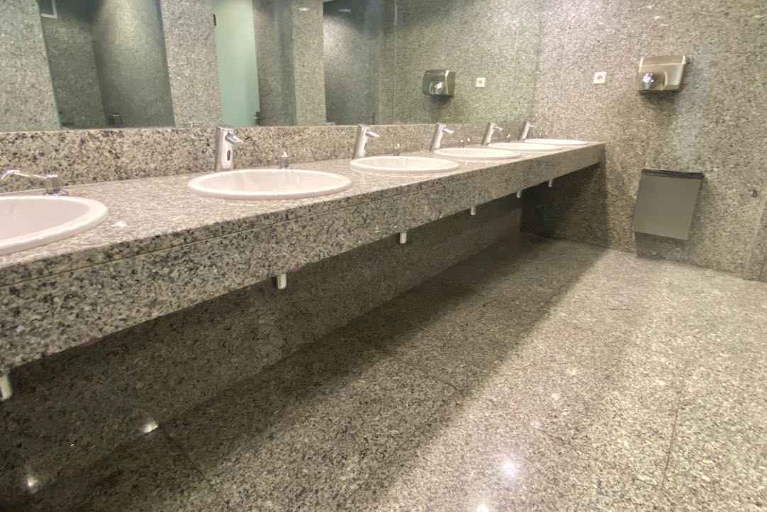 Lavabos comunes del aseo de hombres (Platea Baja)