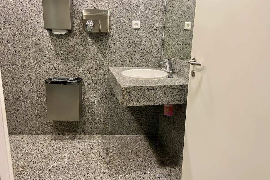 Vista del interior del aseo común de mujeres (Platea Alta)