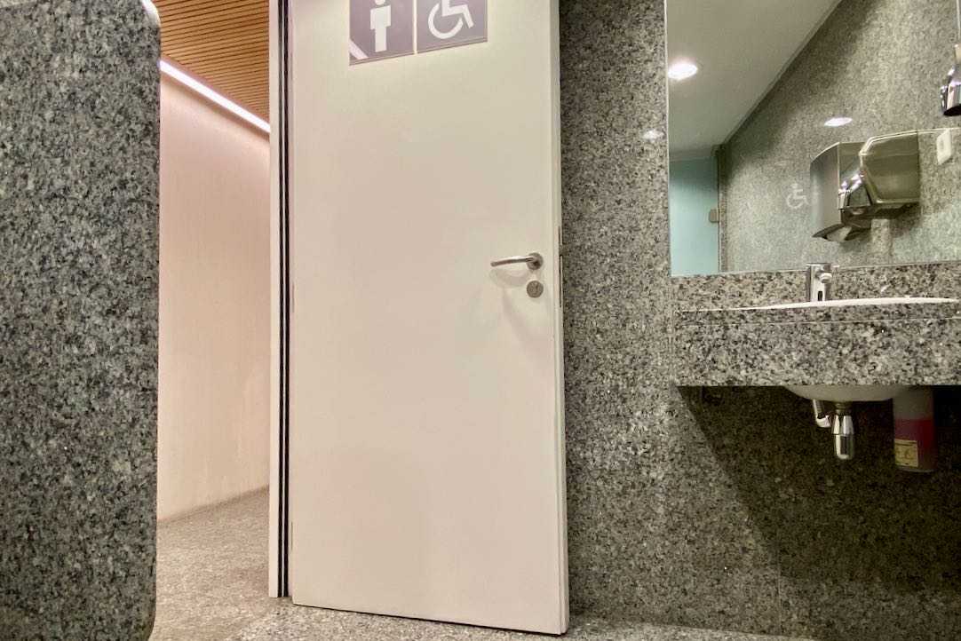 Puertas exteriores de acceso a los aseos comunes y aseos PMR