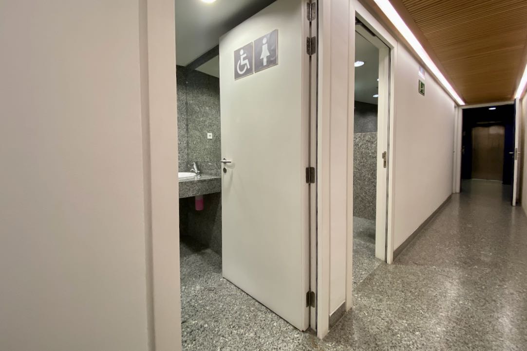 Puertas exteriores de acceso a los aseos comunes y aseos PMR
