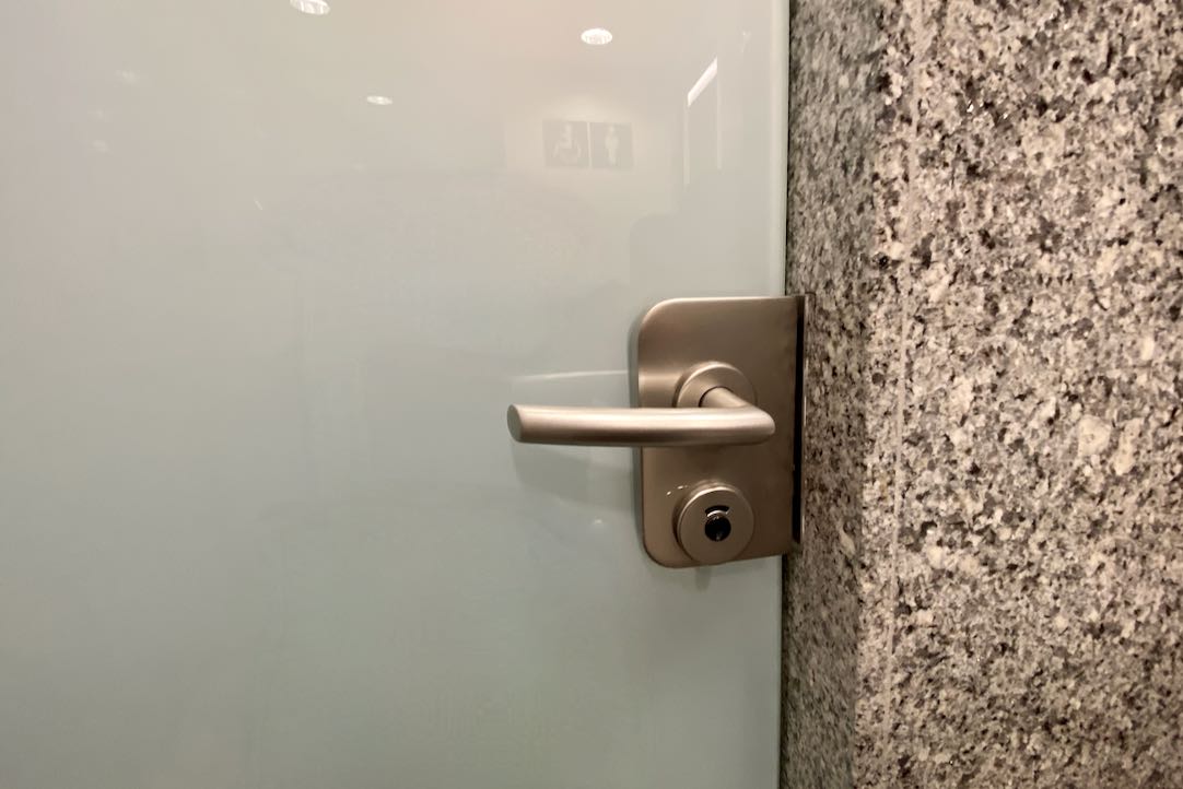 Mecanismo de apertura exterior de la puerta del aseo para PMR