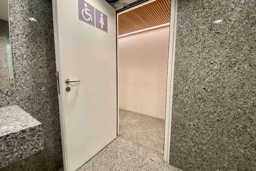 Puertas exteriores de acceso a los aseos comunes y aseos PMR