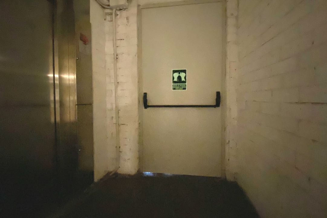 Acceso a la Cambra desde el ascensor auxiliar (Biblioteca)