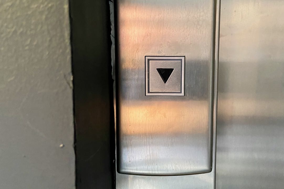 Acceso en planta. Botones de llamada