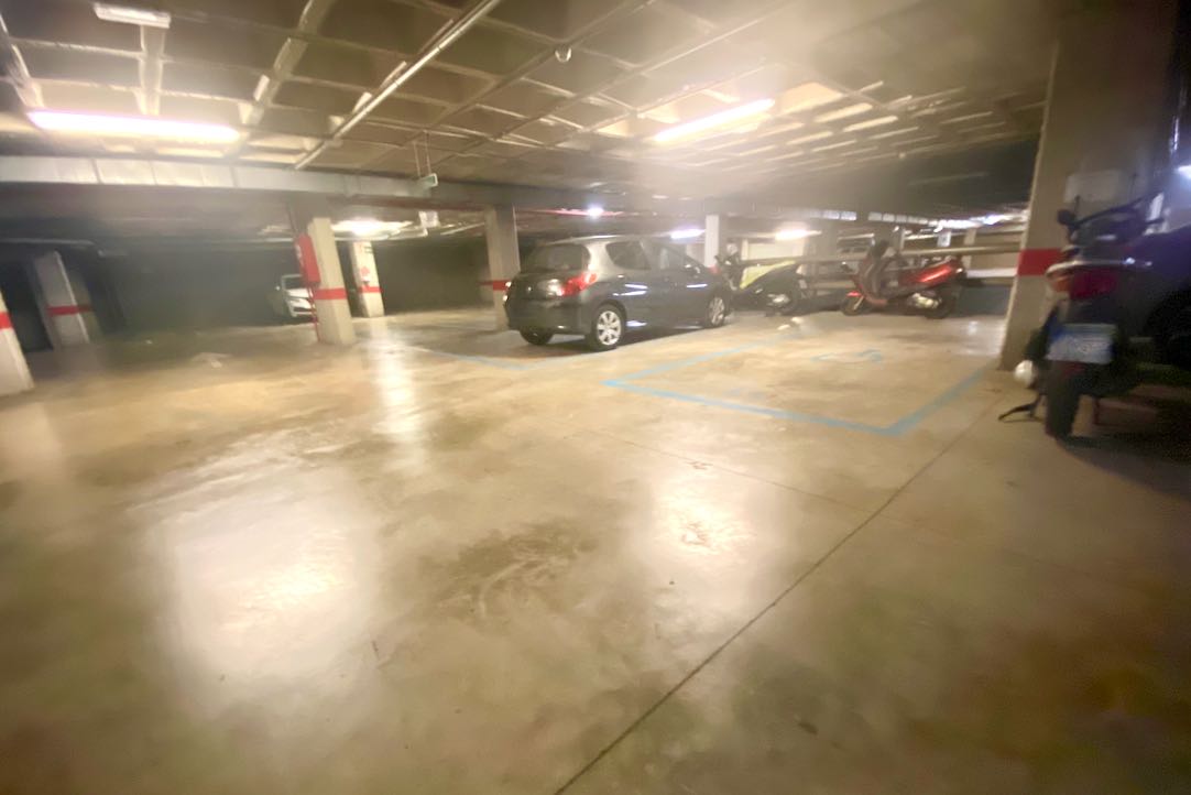 Ejemplo de plazas para vehículos autorizados que transportan PMR