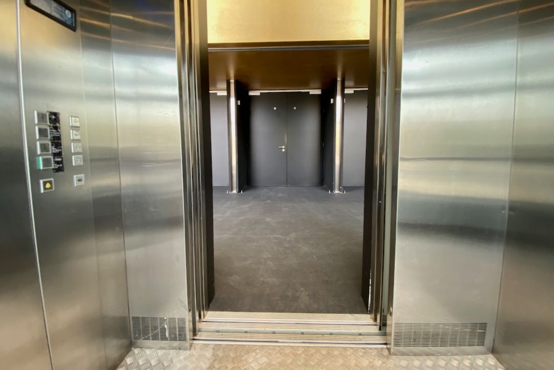 Vista de puerta desde el interior de la cabina