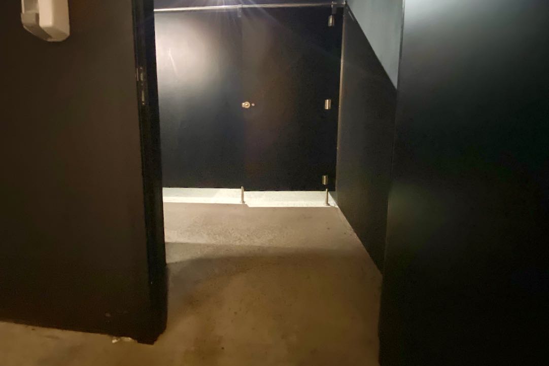 Puerta exterior. Acceso a aseos comunes y aseo accesible para PMR