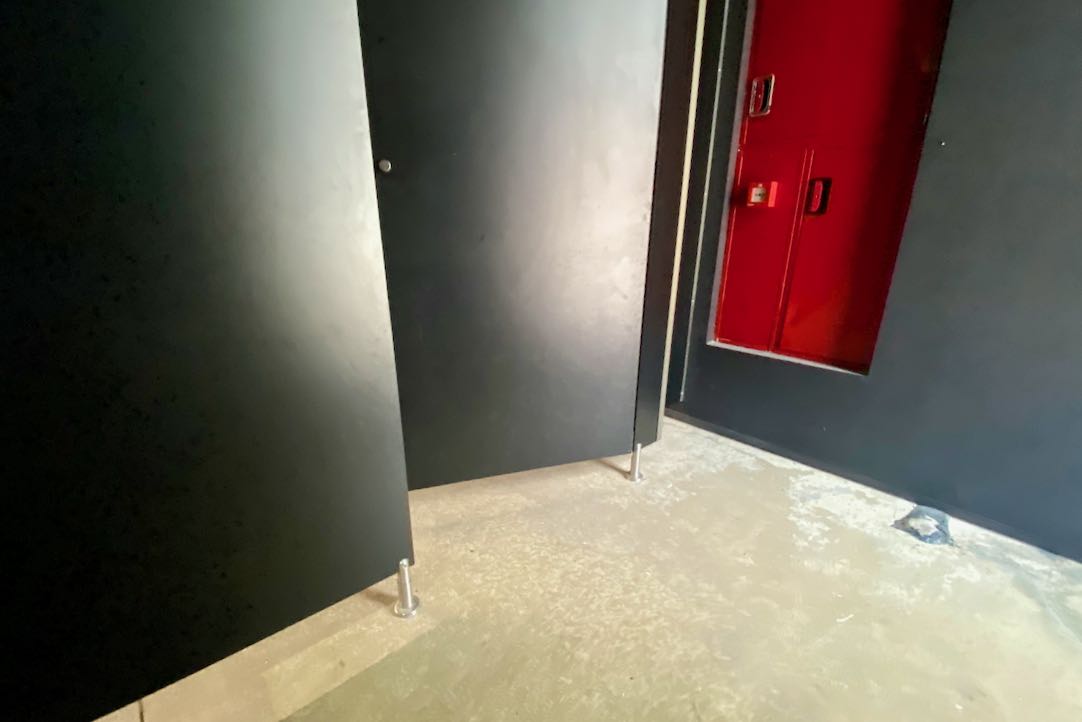 Aseo accesible para las PMR. Vista de la puerta desde el interior