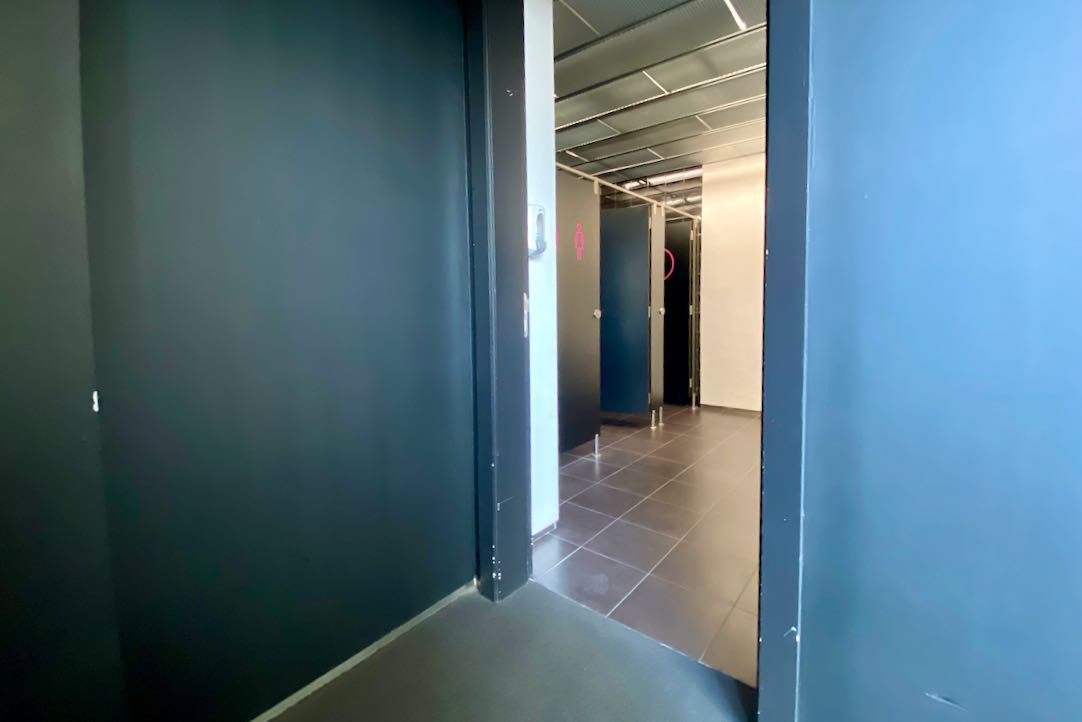 Puerta exterior de acceso a los aseos