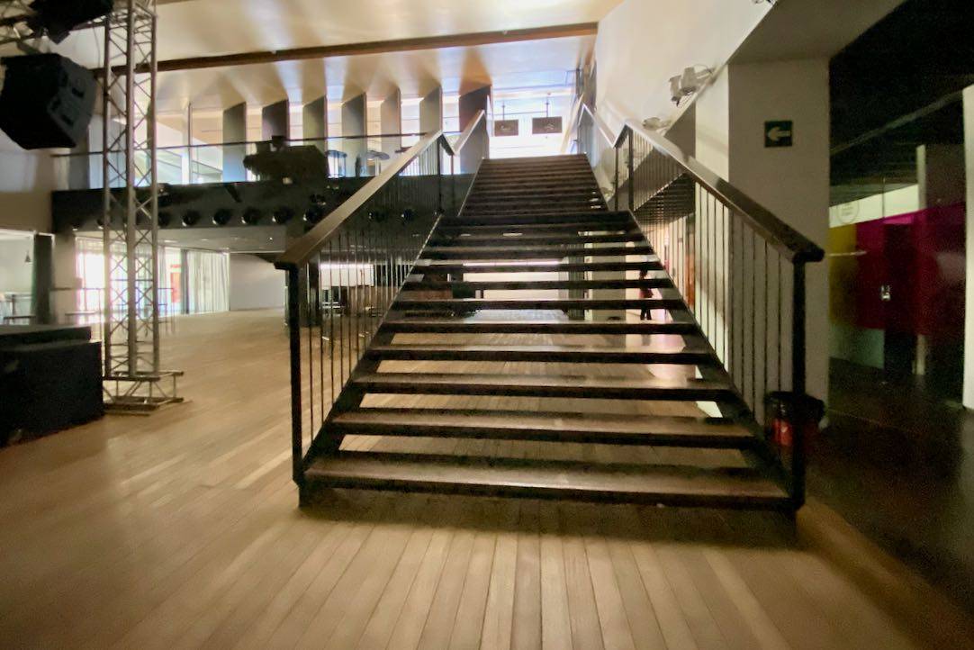 Público General. Escalera de acceso a RAMCLUB
