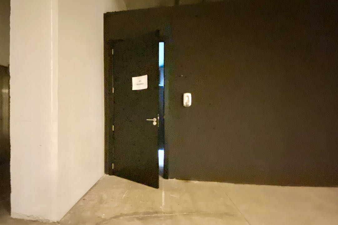 Puerta exterior. Acceso a aseos comunes y aseo accesible