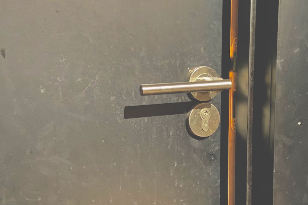 Puerta exterior. Acceso aseos y aseo accesible para PMR. Mecanismo Interior