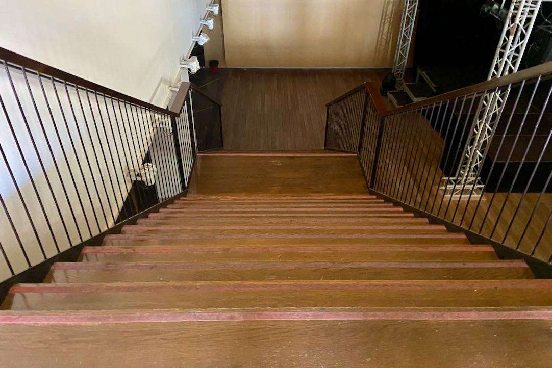 Escalera de acceso a la RAMCLUB desde el vestíbulo principal