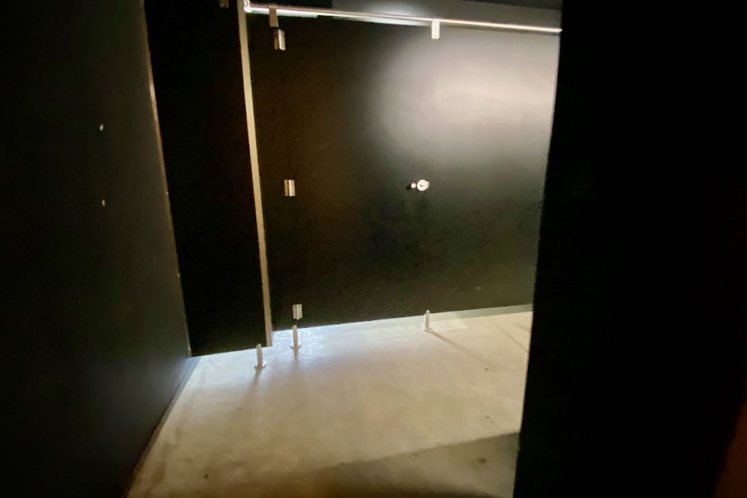 Puerta del aseo accesible para las PMR