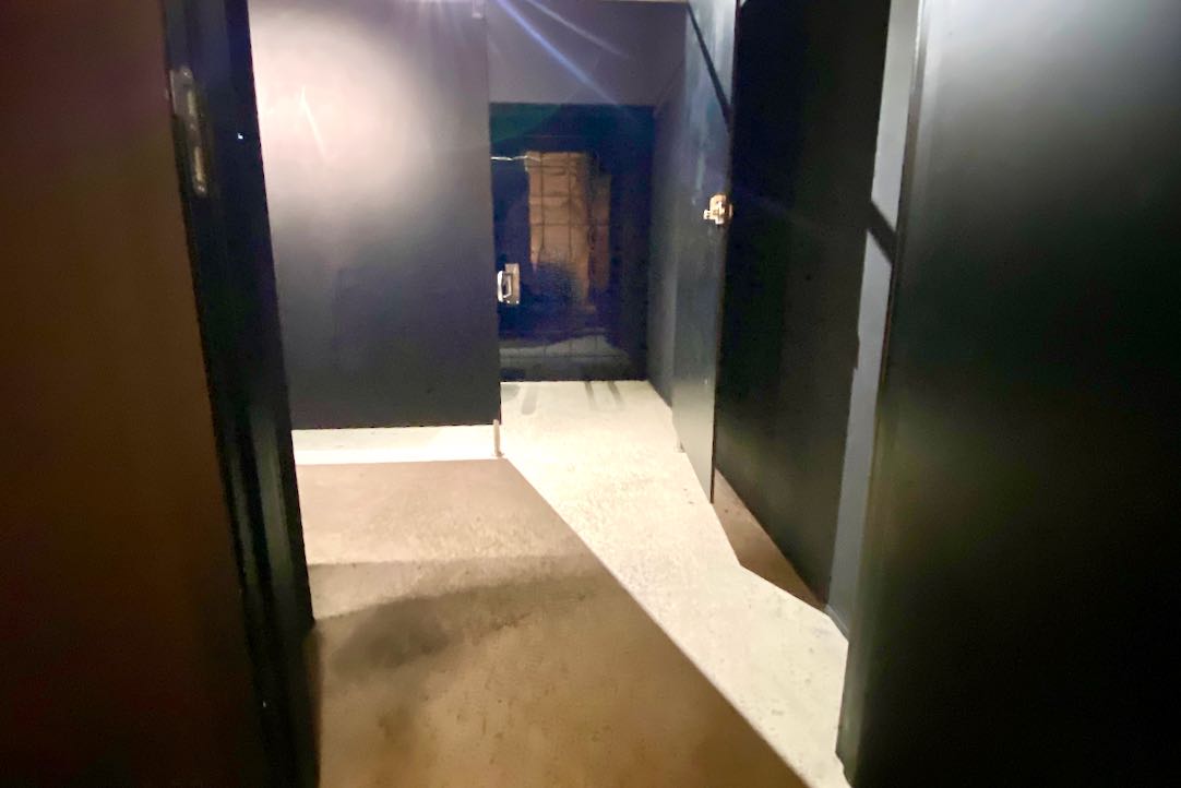 Puerta del aseo accesible para PMR