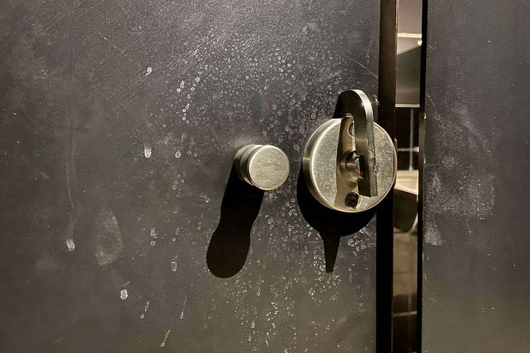 Puerta del aseo accesible para las PMR. Mecanismo interior