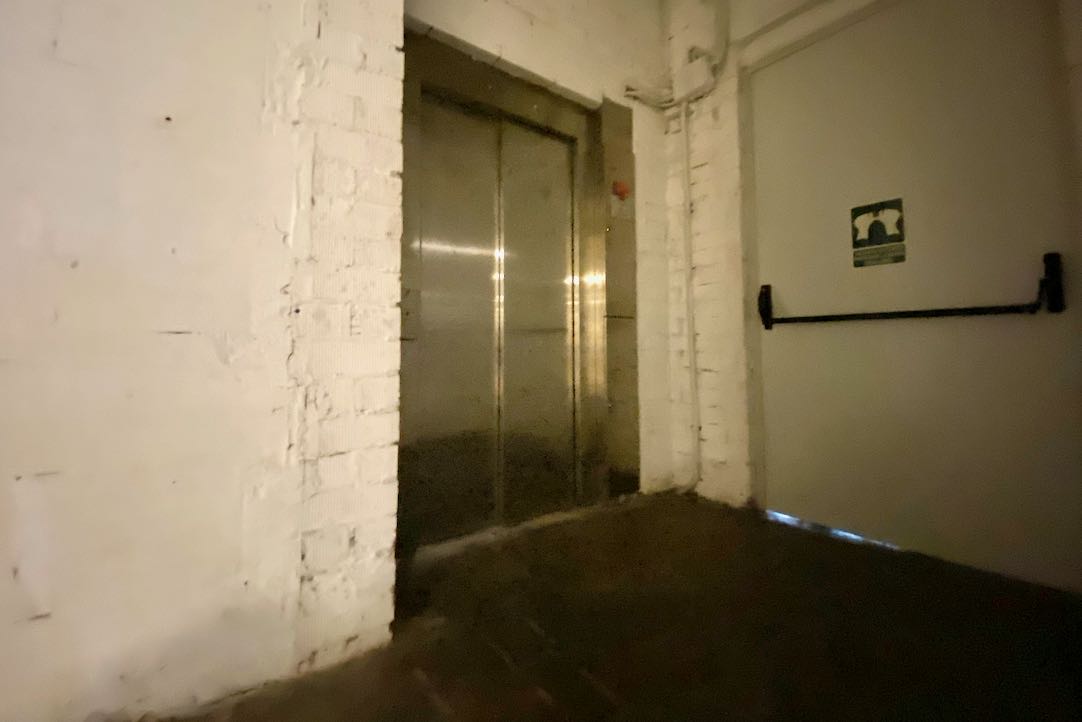 Acceso a la Cambra desde el ascensor auxiliar (Biblioteca)