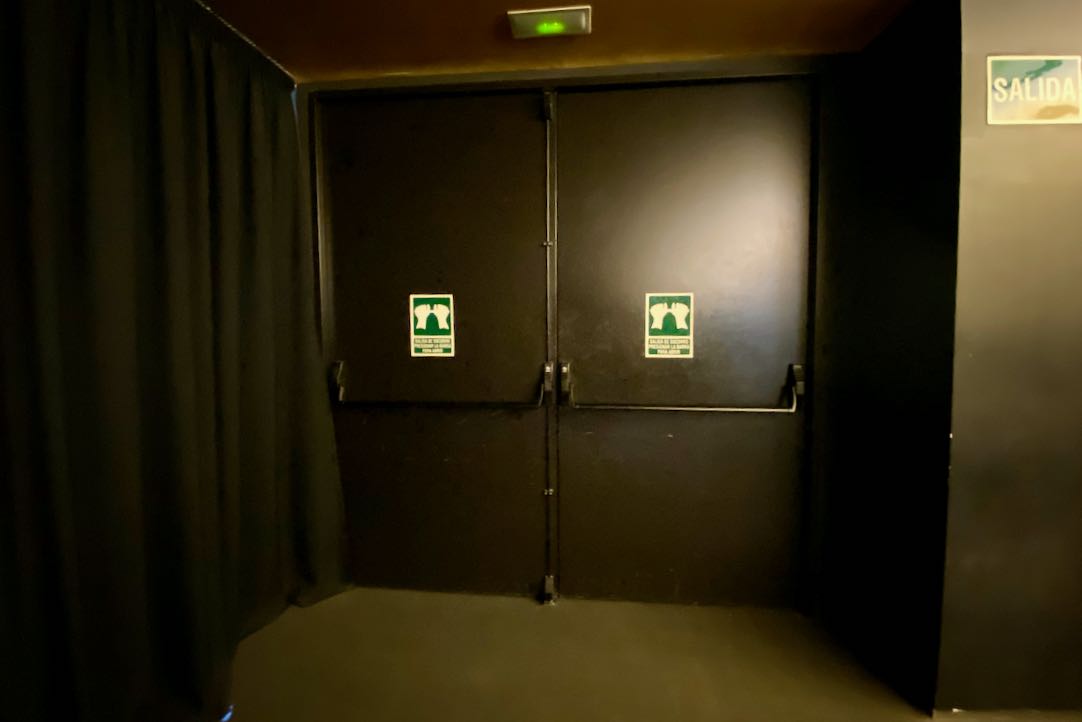Público general. Puerta de acceso a sala