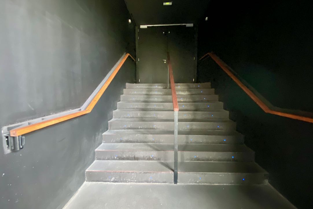 Público General. Escalera de acceso a localidades impares.