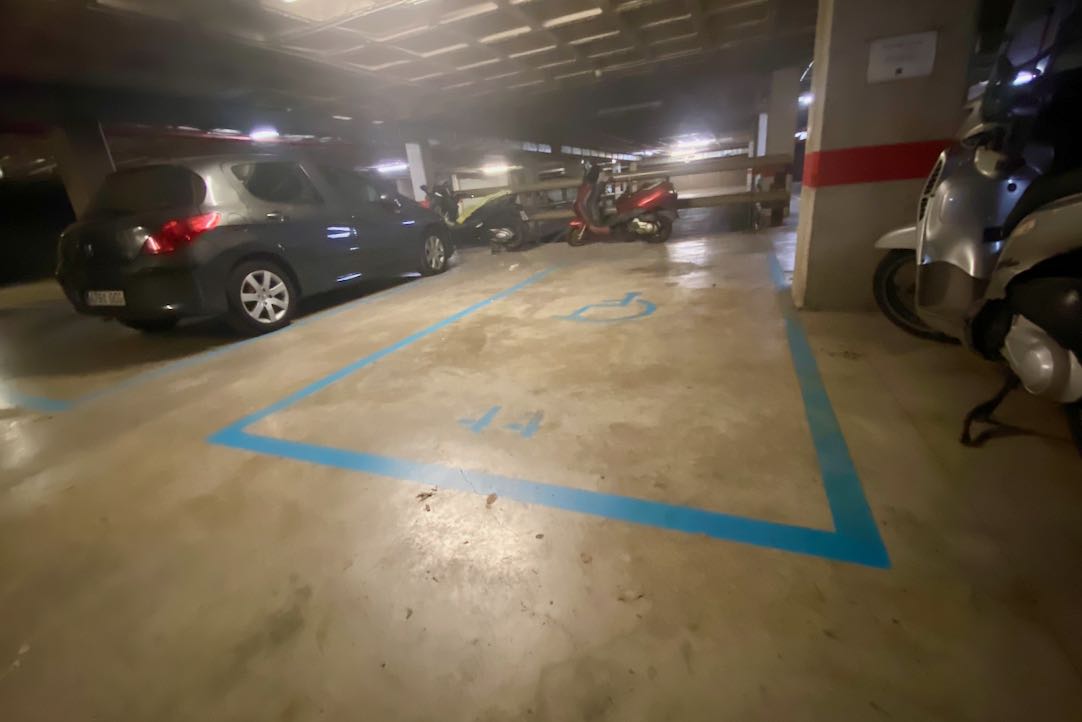 Ejemplo de plazas para vehículos autorizados que transportan PMR